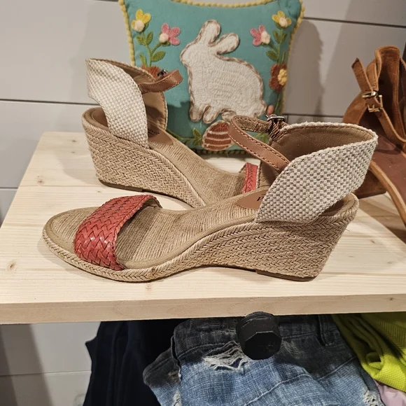 Lucky Brand Women's Wedge Sandals - Picture 6 of 10